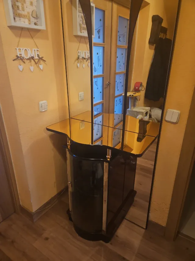 Mueble recibidor marron y dorado, con espejo