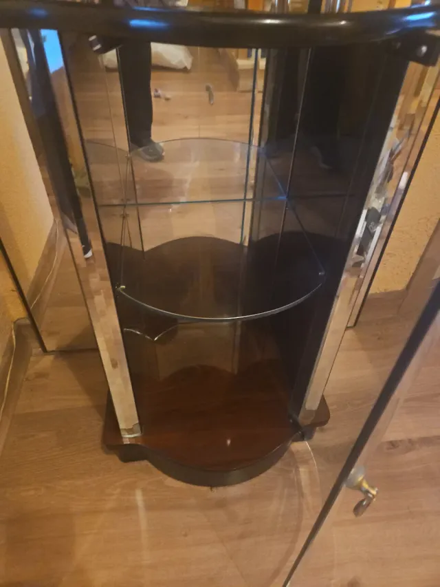 Mueble recibidor marron y dorado, con espejo