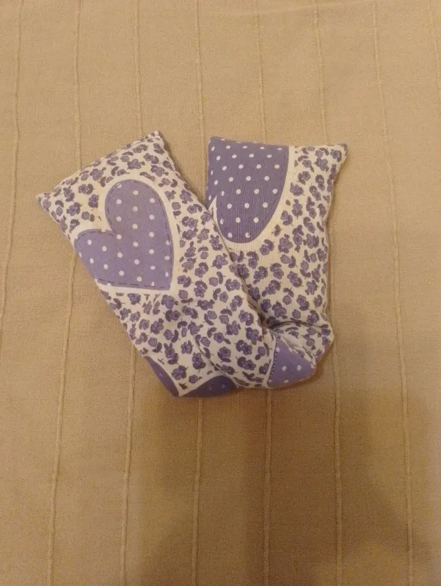 Cojín de semillas con corazones morados