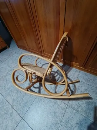 Mecedora infantil de madera y mimbre