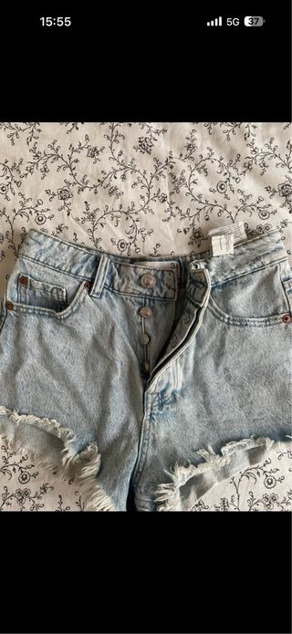 Pantalón corto vaquero desgastado