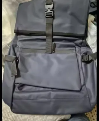 Mochila azul tipo Rains impermeable