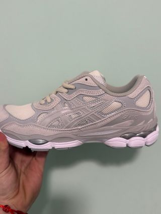 Zapatillas Asics Gel grises y blancas