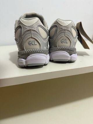 Zapatillas Asics Gel grises y blancas