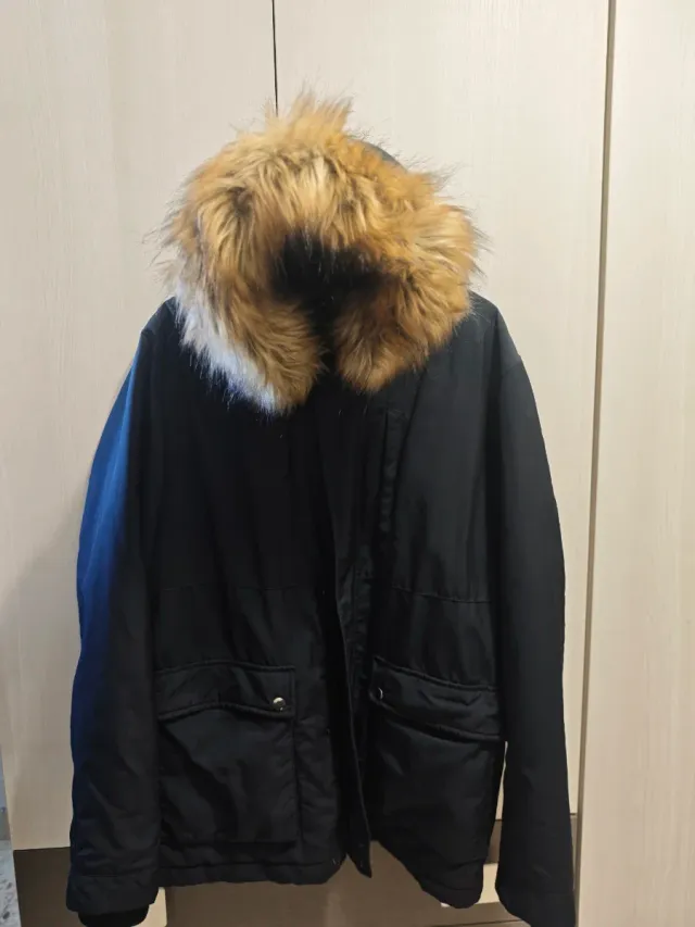 Abrigo azul marino con capucha y pelo