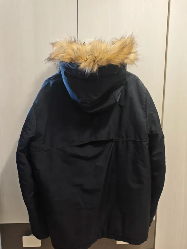 Abrigo azul marino con capucha y pelo