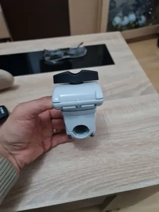 Abrazadera para desbrozadora