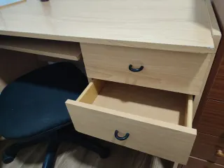 Escritorio y silla para ordenador.
