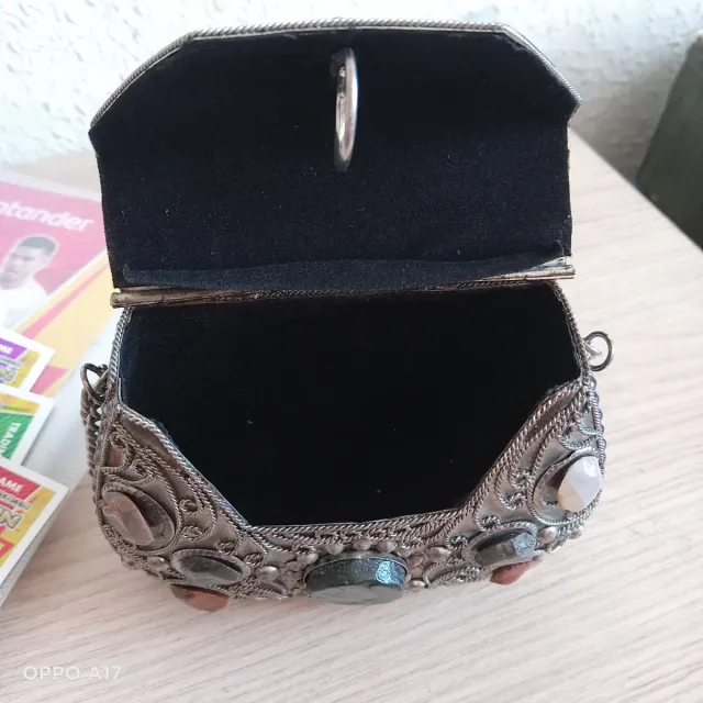 Bolso de fiesta metalizado con piedras