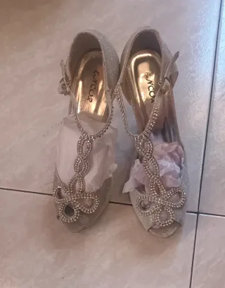 Sandalias doradas/plateadas con pedrería