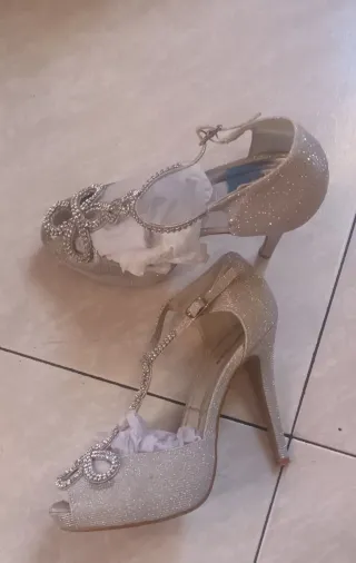 Sandalias doradas/plateadas con pedrería