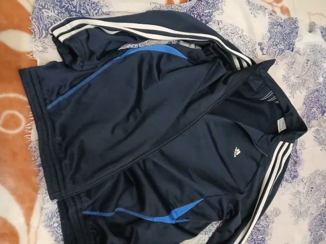 Chaqueta y pantalón deportiva Adidas azul y blanc