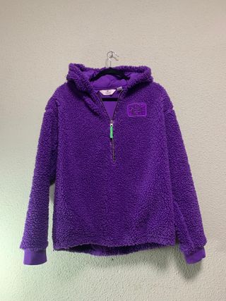 Casaca morada con dibujo verde