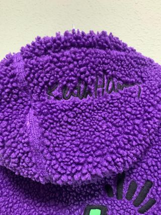 Casaca morada con dibujo verde