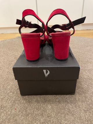 Sandalias Plumers de tacon en ante rojo talla 37