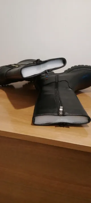 Stivale Karisma zip laterale motivo lettere