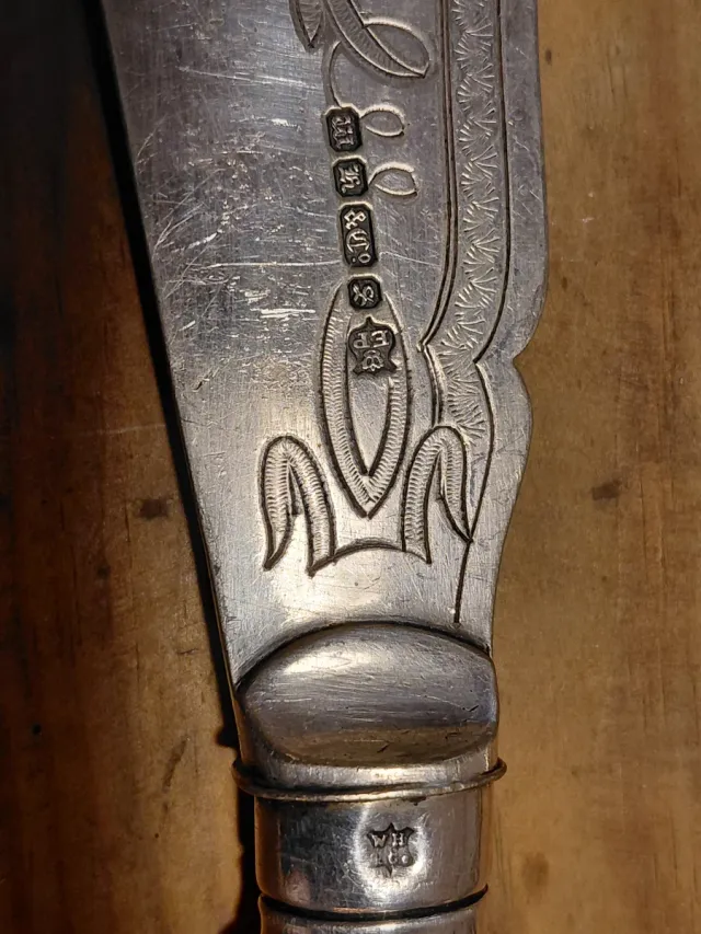 Set Cubiertos Repujados , presenta punzones