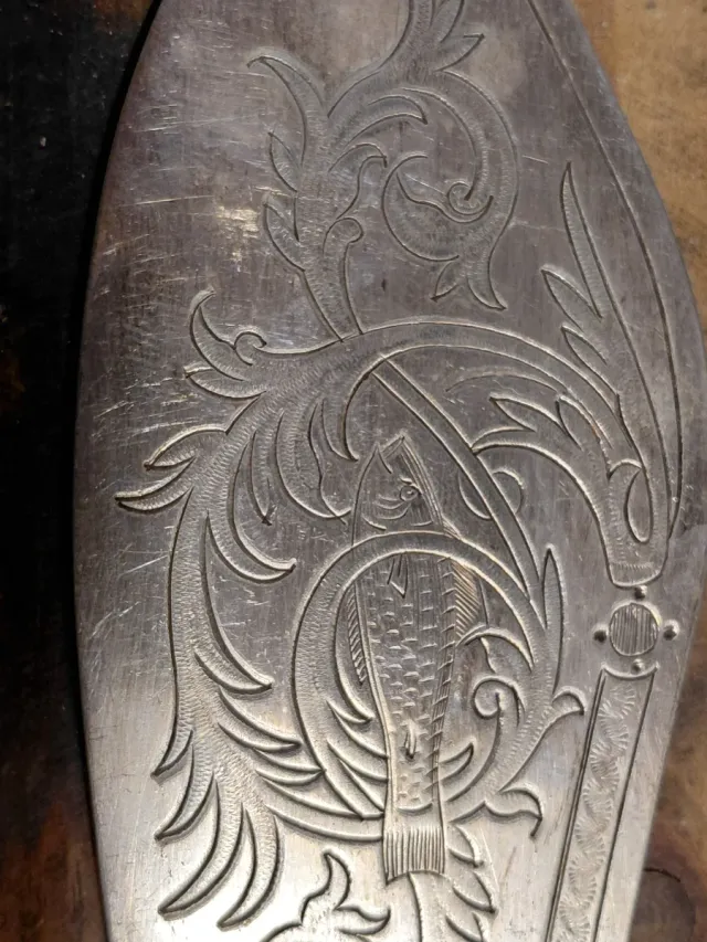 Set Cubiertos Repujados , presenta punzones