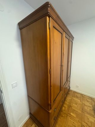 Armario de madera con cajones