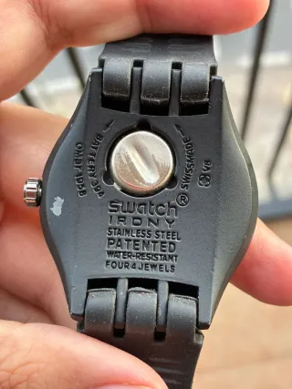 Reloj Swatch Negro y Dorado