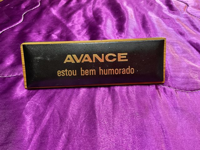 Curiosa placa en piel de escritorio