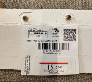 Pendientes dorados llamativos