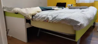 Cama nido verde y blanca