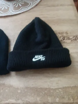 Gorra Adidas Lana Negra y Blanca y otra de nike