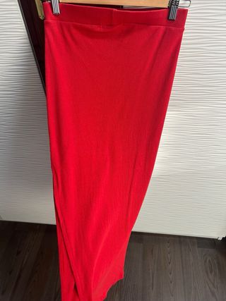 Falda larga roja de canalé