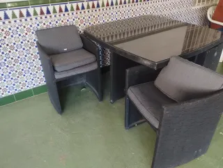 Tavolo da terrazza con quattro sedie e due pouf