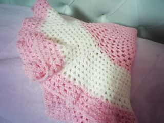 Scialle bimba uncinetto lana rosa/bianca