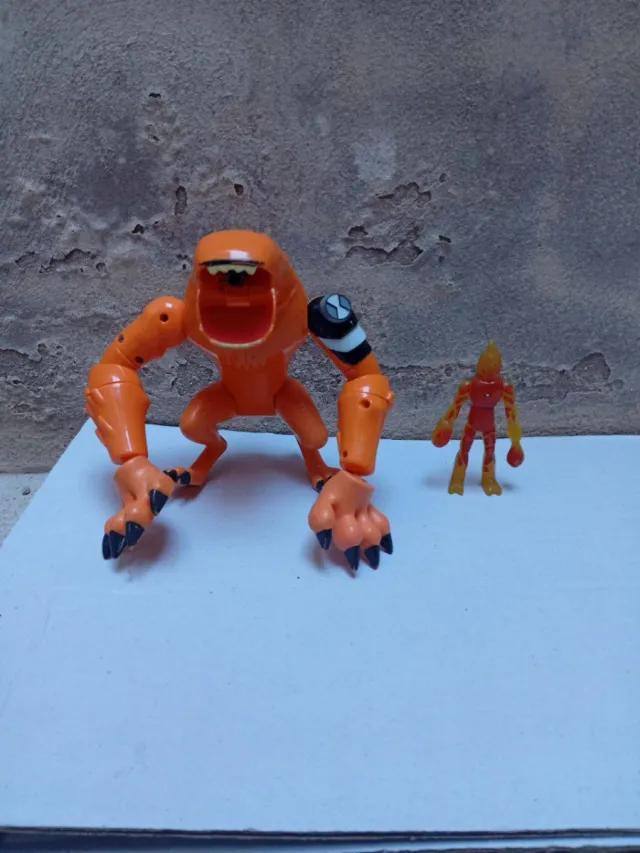 Muñecos Ben 10 Wildmutt y heatblast