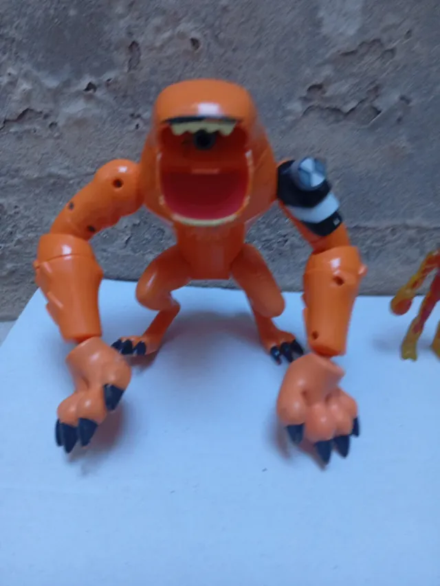 Muñecos Ben 10 Wildmutt y heatblast