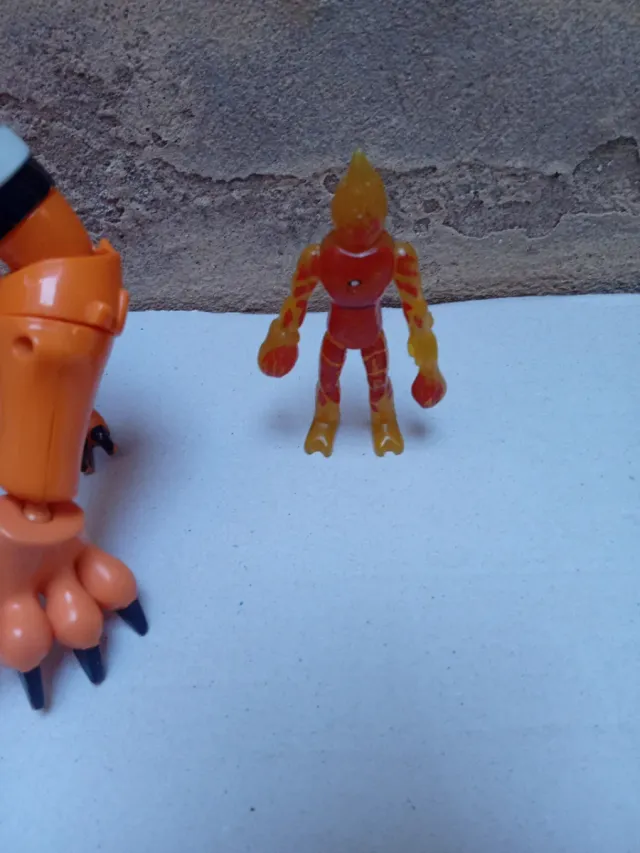 Muñecos Ben 10 Wildmutt y heatblast