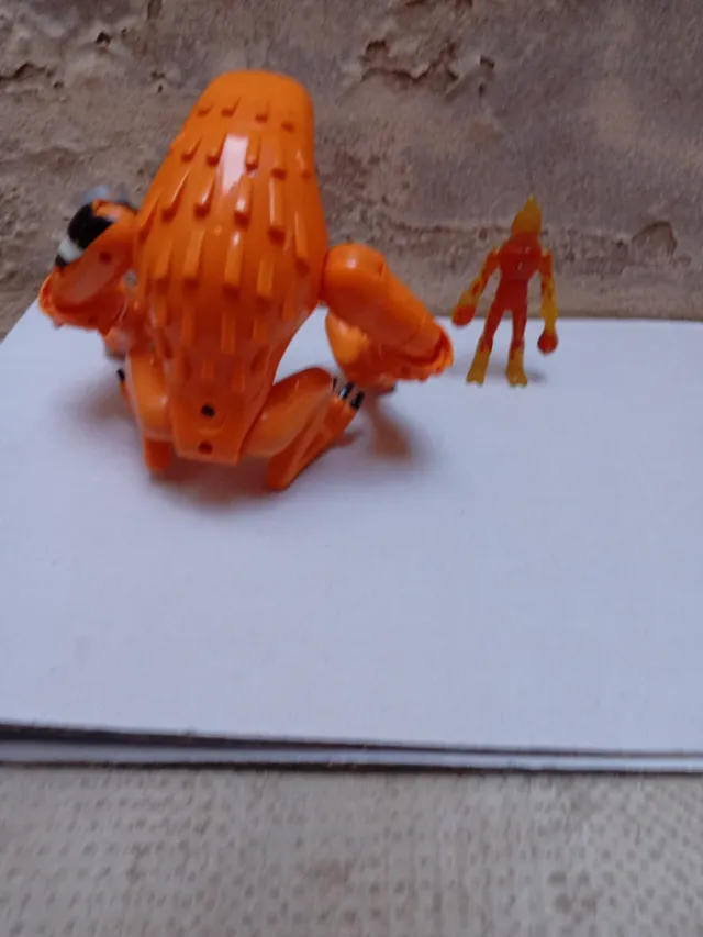 Muñecos Ben 10 Wildmutt y heatblast