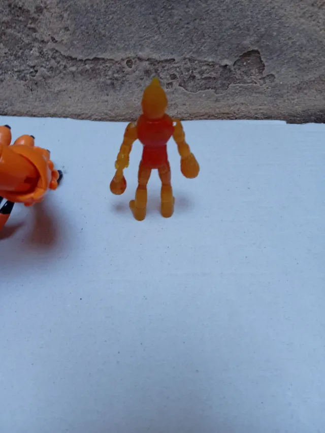 Muñecos Ben 10 Wildmutt y heatblast