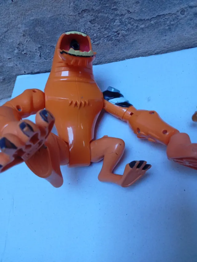 Muñecos Ben 10 Wildmutt y heatblast