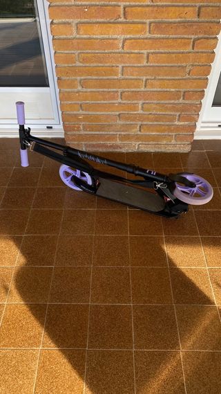 Patinete Decathlon Negro y Lila Plegable