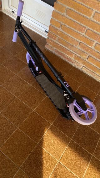 Patinete Decathlon Negro y Lila Plegable