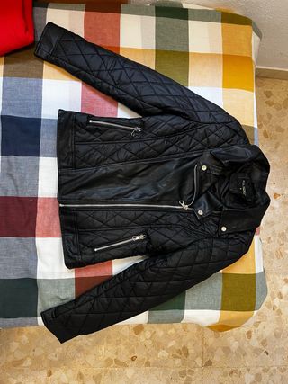 Chaqueta negra acolchada efecto piel Talla S