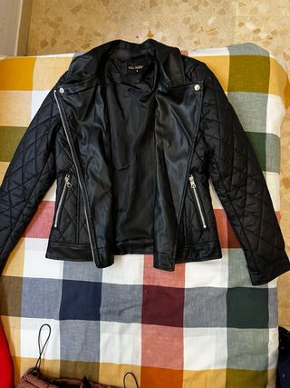 Chaqueta negra acolchada efecto piel Talla S