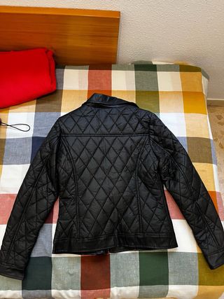 Chaqueta negra acolchada efecto piel Talla S