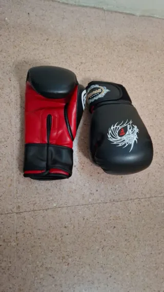 Guantes de boxeo rojos y negros