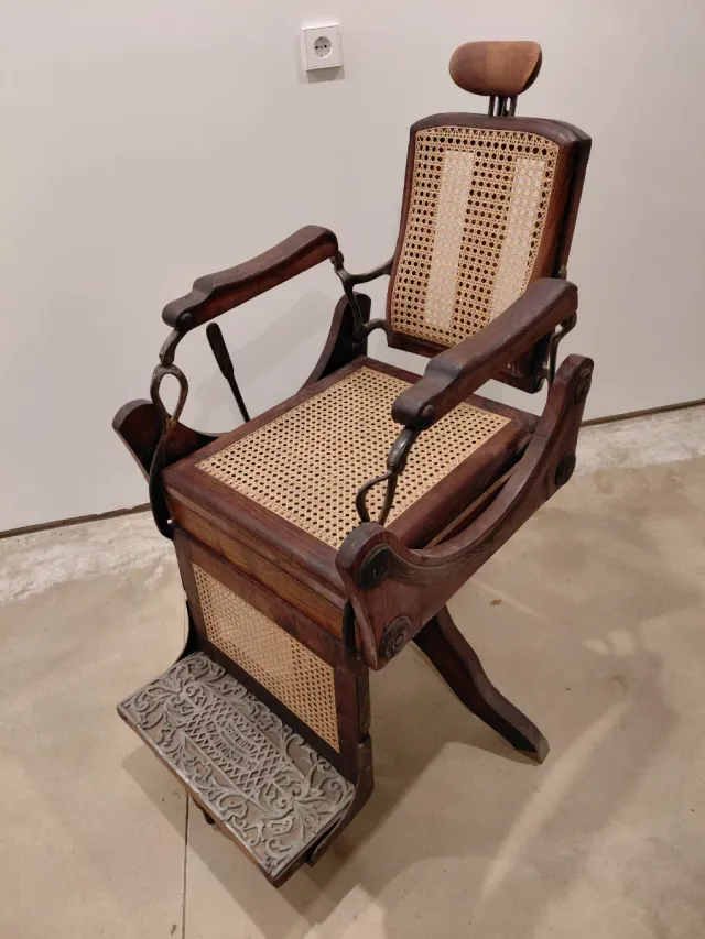 Sillón de barbero antiguo madera y rejilla