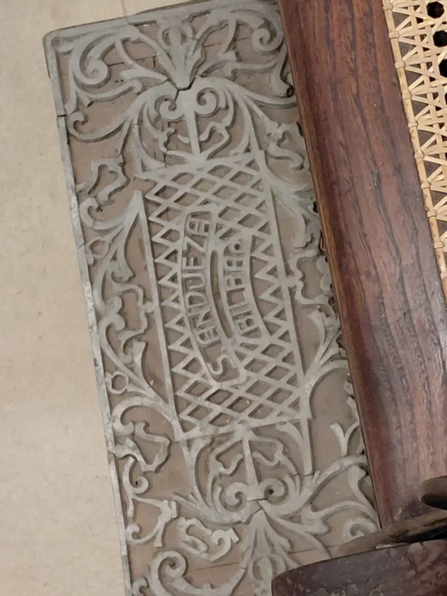 Sillón de barbero antiguo madera y rejilla