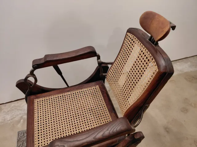 Sillón de barbero antiguo madera y rejilla