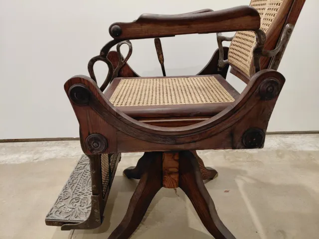Sillón de barbero antiguo madera y rejilla