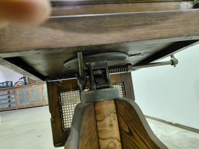 Sillón de barbero antiguo madera y rejilla