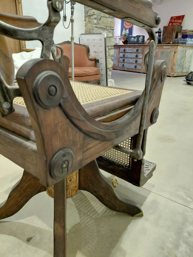 Sillón de barbero antiguo madera y rejilla