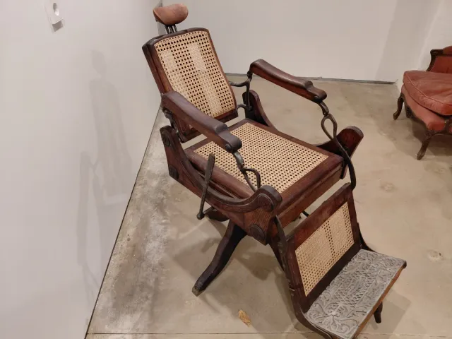 Sillón de barbero antiguo madera y rejilla